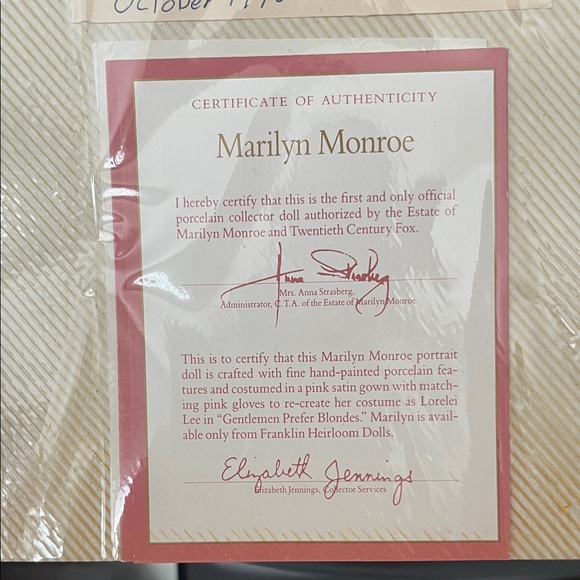 Marilyn Monroe Porcelain Doll - Picture 9 of 10